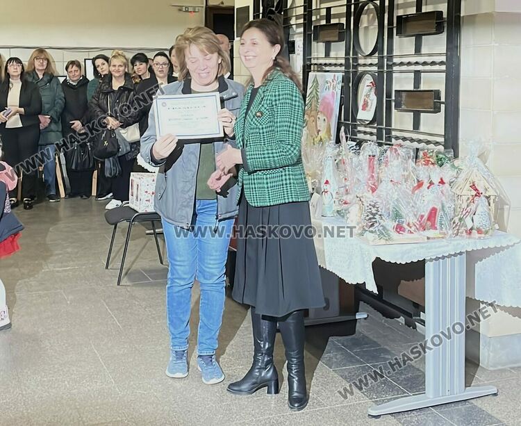 Коледен благотворителен базар в Съдебна палата&nbsp;&ndash; Хасково в подкрепа на две деца