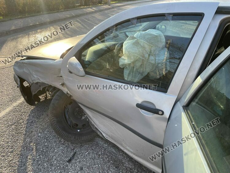 Двама млади водачи са в болница след катастрофа до Градската градина