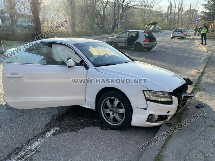Двама млади водачи са в болница след катастрофа до Градската градина