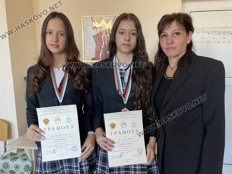 Ученички от Езиковата гимназия в Хасково с първо и второ място в Национален конкурс по приложно изкуство