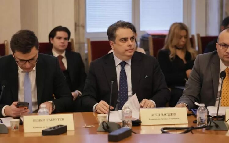 Председателят на &bdquo;Продължаваме промяната&ldquo; Асен Василев се обяви за корекции в удължителния закон за бюджета.