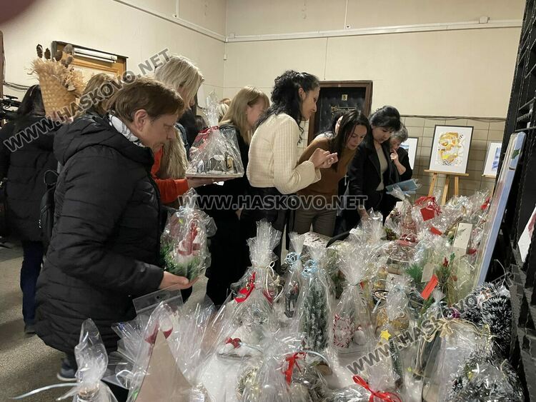 Коледен благотворителен базар в Съдебна палата&nbsp;&ndash; Хасково в подкрепа на две деца