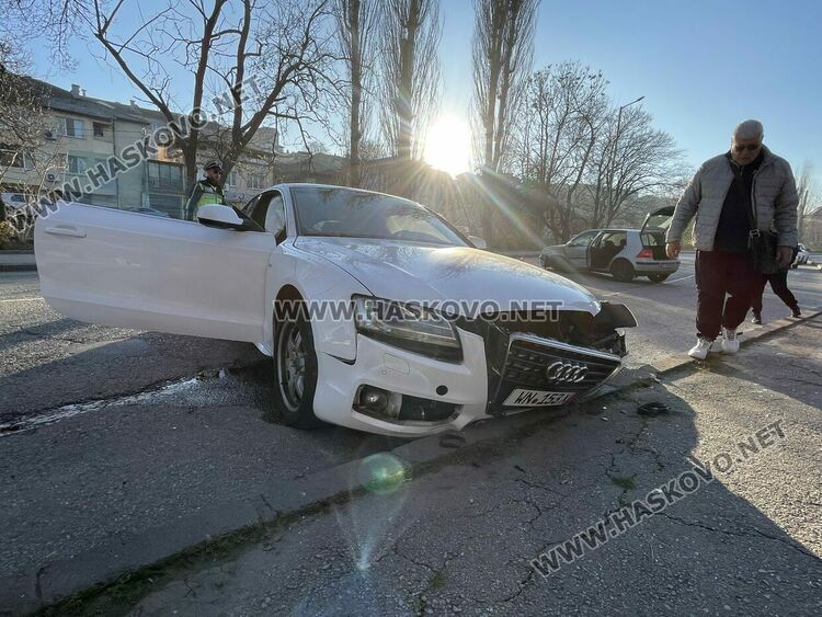 Двама млади водачи са в болница след катастрофа до Градската градина