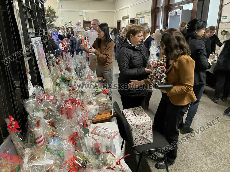 Коледен благотворителен базар в Съдебна палата&nbsp;&ndash; Хасково в подкрепа на две деца