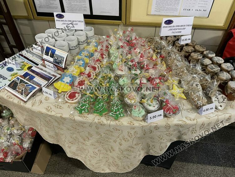 Коледен благотворителен базар в Съдебна палата&nbsp;&ndash; Хасково в подкрепа на две деца