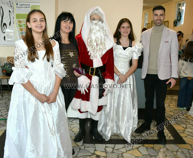 Дядо Коледа и две Снежанки на базара в ОУ &bdquo;Любен Каравелов&ldquo; в подкрепа лечението на учителка