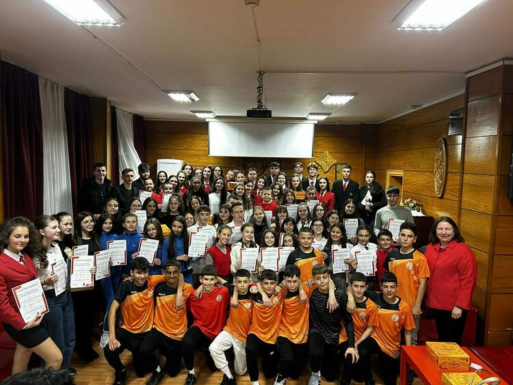 Бал на шампионите в две части провеждат славейковци