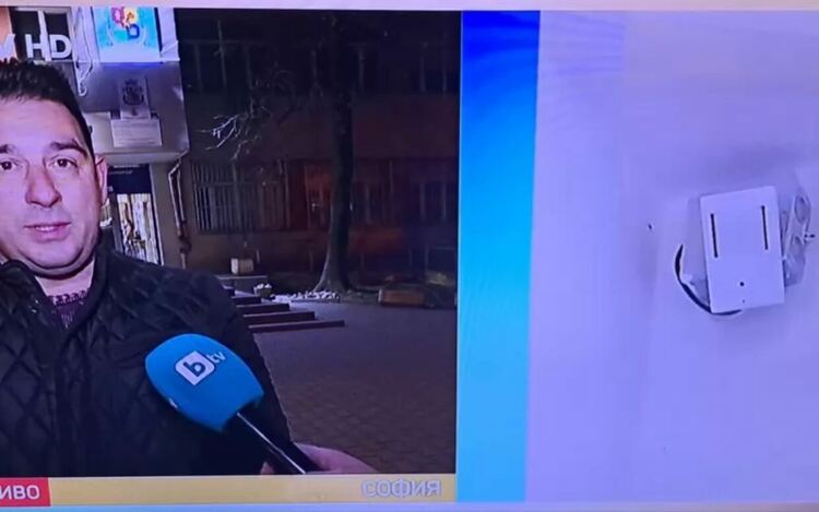 Родители изразиха негодуванието си пред бтв. Вдясно се вижда сензор за движение, поставен в тоалетната. Такива притежават охранителните системи.