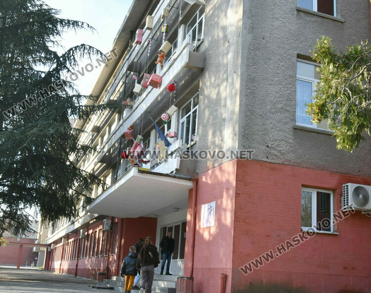 Дядо Коледа и две Снежанки на базара в ОУ &bdquo;Любен Каравелов&ldquo; в подкрепа лечението на учителка