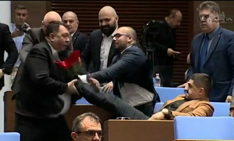 Бой в пленарна зала, Радостин Василев ритна в корема депутат от ''ДПС - Ново начало''