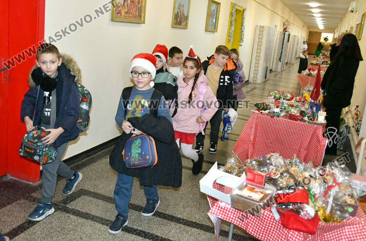 Дядо Коледа и две Снежанки на базара в ОУ &bdquo;Любен Каравелов&ldquo; в подкрепа лечението на учителка