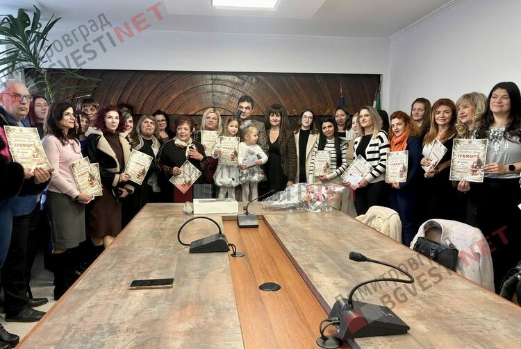 Отличиха победителите в конкурса за коледна украса "Магията на Коледа"