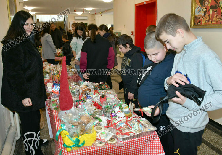Дядо Коледа и две Снежанки на базара в ОУ &bdquo;Любен Каравелов&ldquo; в подкрепа лечението на учителка