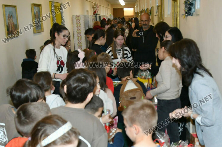 Дядо Коледа и две Снежанки на базара в ОУ &bdquo;Любен Каравелов&ldquo; в подкрепа лечението на учителка