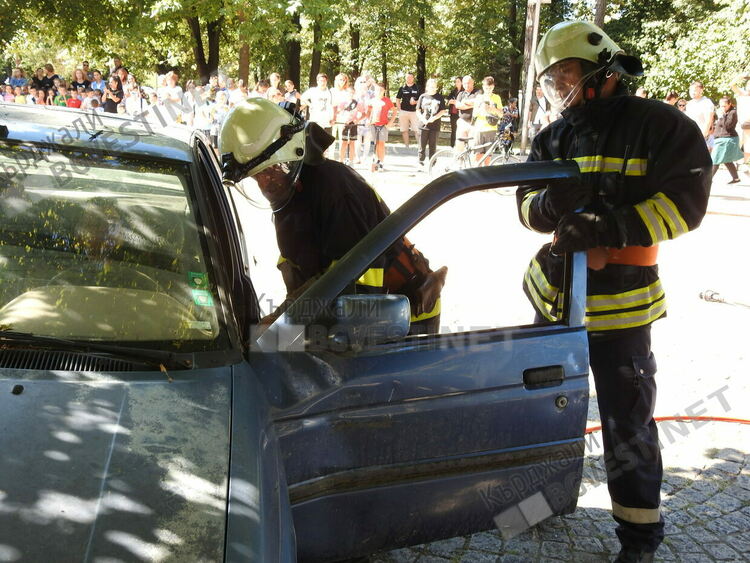 Полицейски новини:Огнеборци рязаха катастрофиралия при ОЦК автомобил,за да извадят ранените младежи