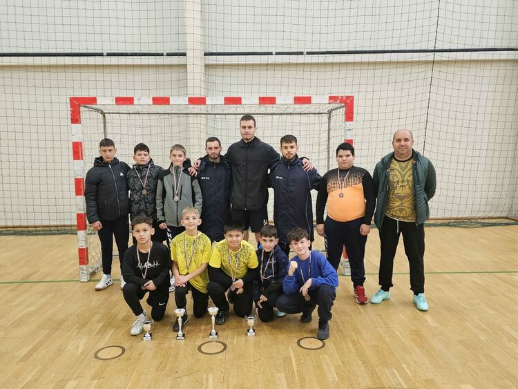Футболен турнир, организиран от ученици, събра средства за деца без родители в Рудозем