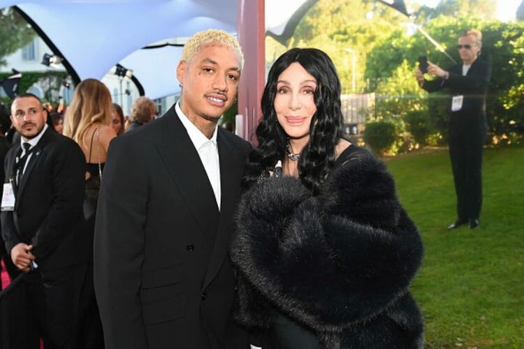 Шер сложи край на спекулациите за брак с Александър Едуардс