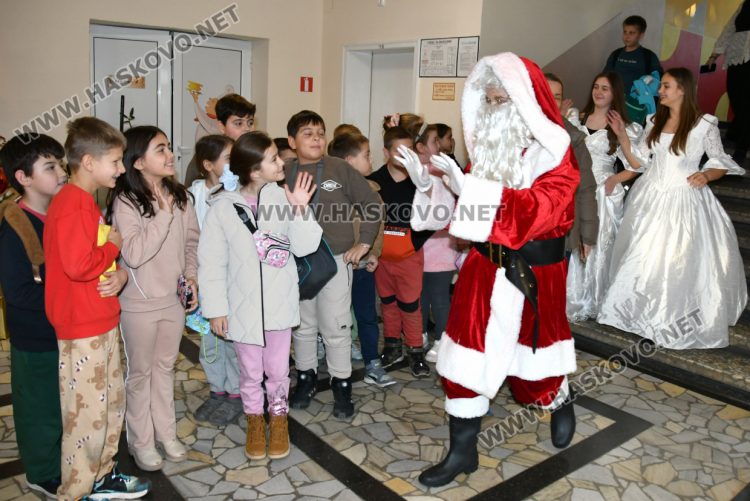 Дядо Коледа и две Снежанки на базара в ОУ &bdquo;Любен Каравелов&ldquo; в подкрепа лечението на учителка