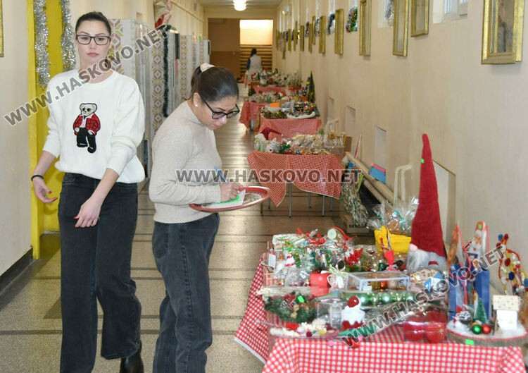 Дядо Коледа и две Снежанки на базара в ОУ &bdquo;Любен Каравелов&ldquo; в подкрепа лечението на учителка