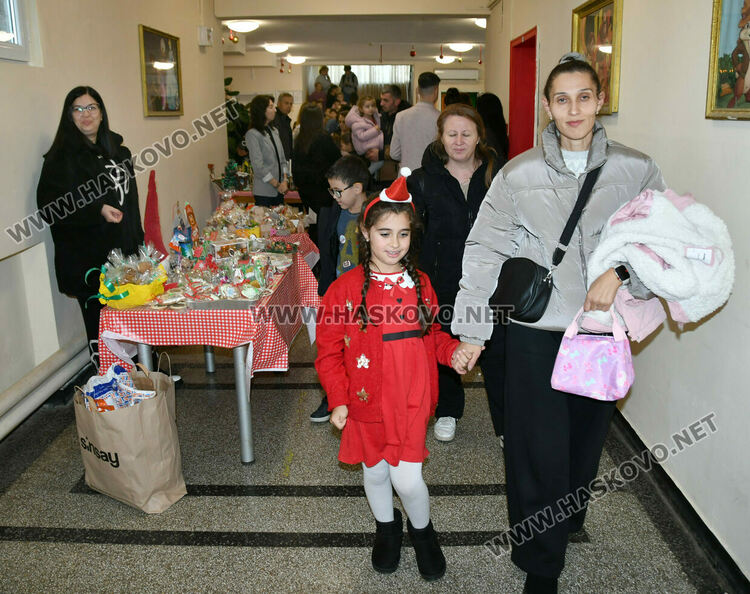Дядо Коледа и две Снежанки на базара в ОУ &bdquo;Любен Каравелов&ldquo; в подкрепа лечението на учителка