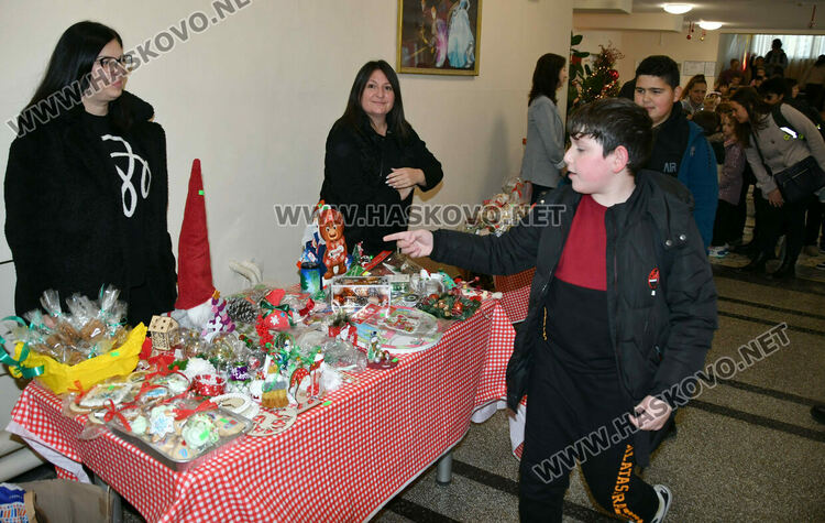 Дядо Коледа и две Снежанки на базара в ОУ &bdquo;Любен Каравелов&ldquo; в подкрепа лечението на учителка