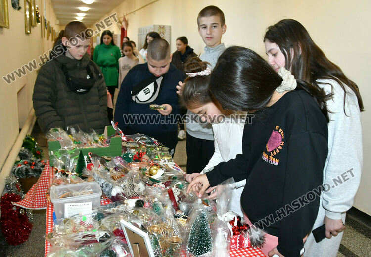 Дядо Коледа и две Снежанки на базара в ОУ &bdquo;Любен Каравелов&ldquo; в подкрепа лечението на учителка