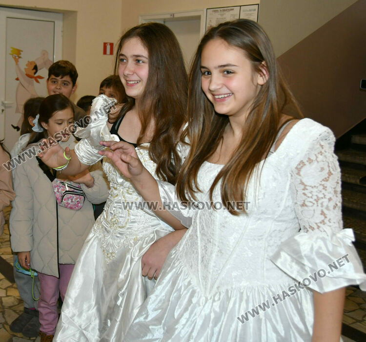 Дядо Коледа и две Снежанки на базара в ОУ &bdquo;Любен Каравелов&ldquo; в подкрепа лечението на учителка