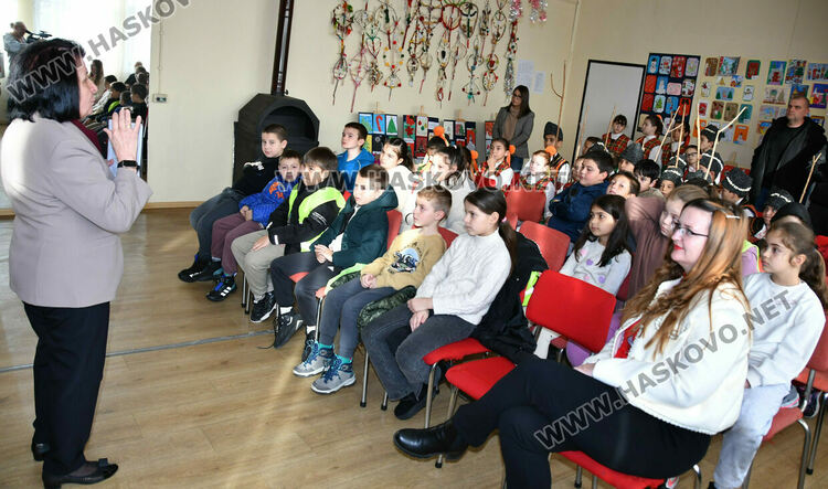 Наградиха победителите в конкурса за коледни картички и сурвачки в Хасково