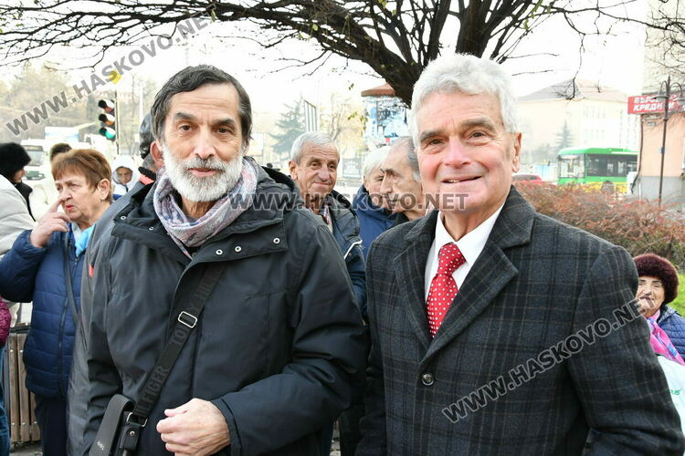 Много деца и възрастни от Хасково поднесоха цветя за 181 г. от рождението на Капитан Петко войвода