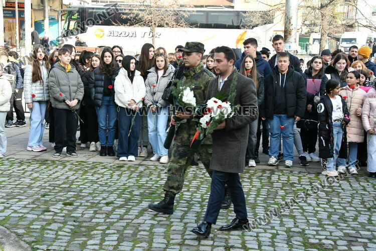 Много деца и възрастни от Хасково поднесоха цветя за 181 г. от рождението на Капитан Петко войвода