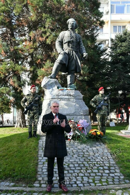 Много деца и възрастни от Хасково поднесоха цветя за 181 г. от рождението на Капитан Петко войвода