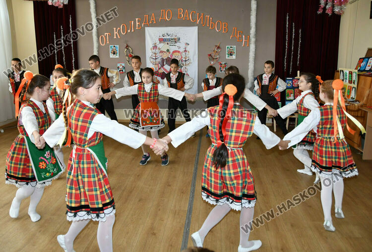 Наградиха победителите в конкурса за коледни картички и сурвачки в Хасково