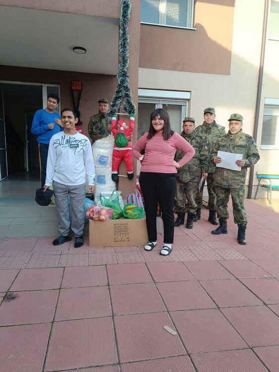 Военнослужещи зарадваха деца от Хасково за Коледа с храни и консумативи