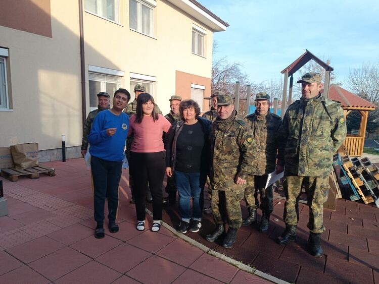 Военнослужещи зарадваха деца от Хасково за Коледа с храни и консумативи