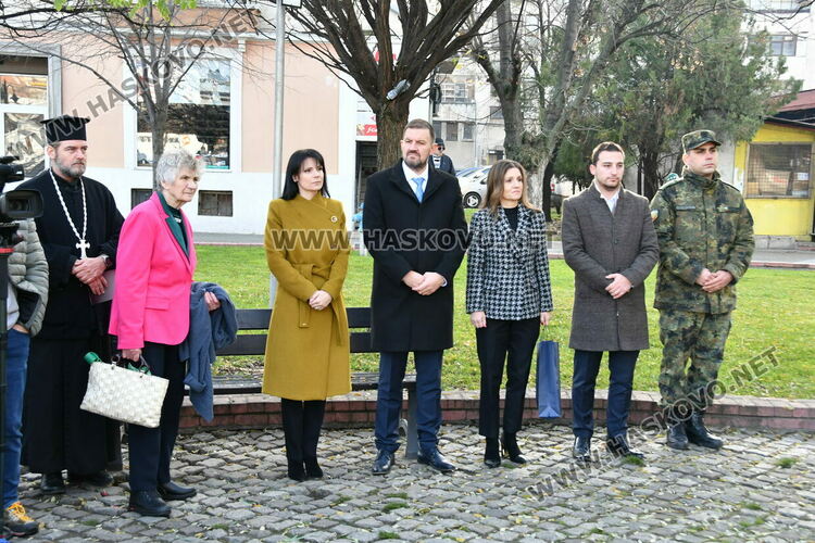 Много деца и възрастни от Хасково поднесоха цветя за 181 г. от рождението на Капитан Петко войвода