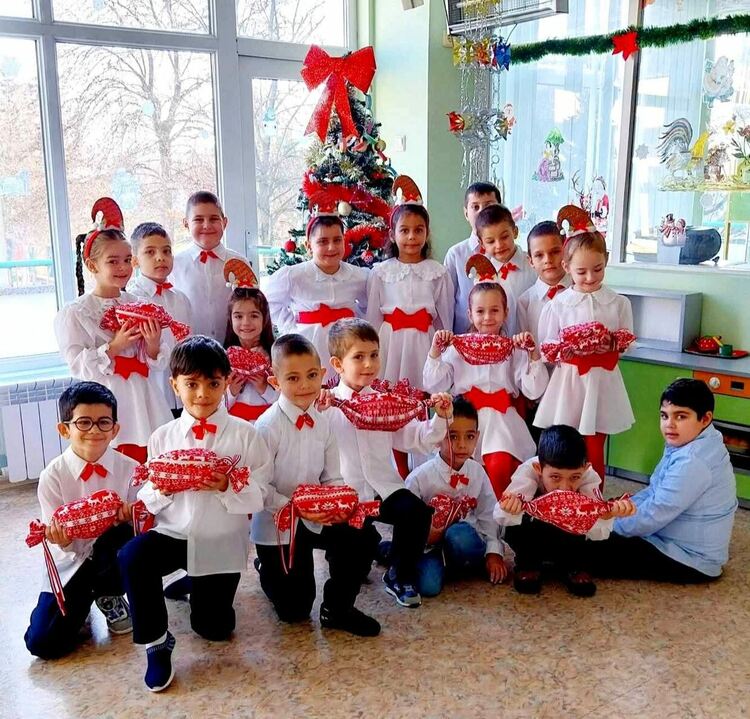 Децата в Димитровград получиха коледни торбички с лакомства