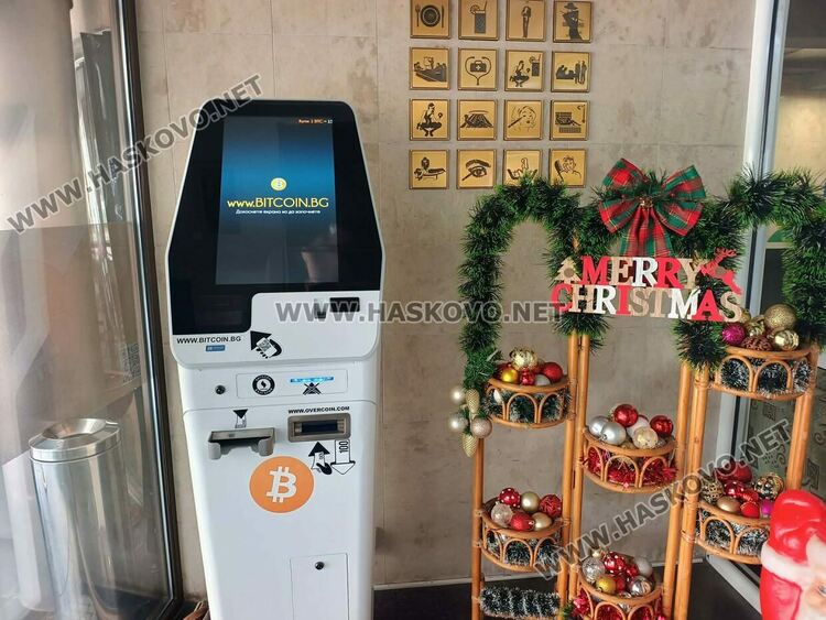 Полицаи спряха хасковлийка да преведе 5000 евро на мним капитан на кораб след романтична кореспонденция