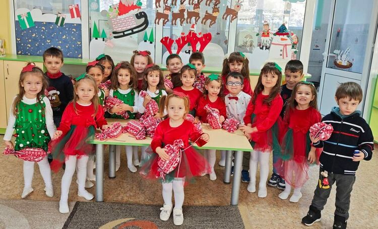 Децата в Димитровград получиха коледни торбички с лакомства