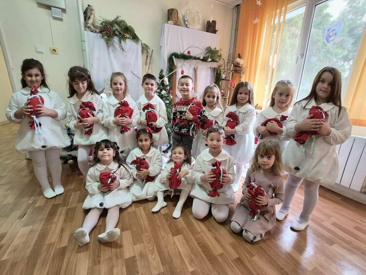 Децата в Димитровград получиха коледни торбички с лакомства