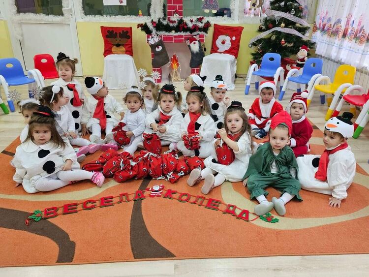 Децата в Димитровград получиха коледни торбички с лакомства