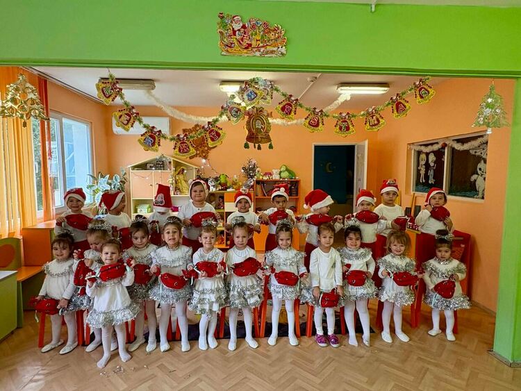 Децата в Димитровград получиха коледни торбички с лакомства