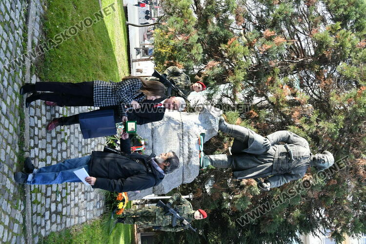 Много деца и възрастни от Хасково поднесоха цветя за 181 г. от рождението на Капитан Петко войвода