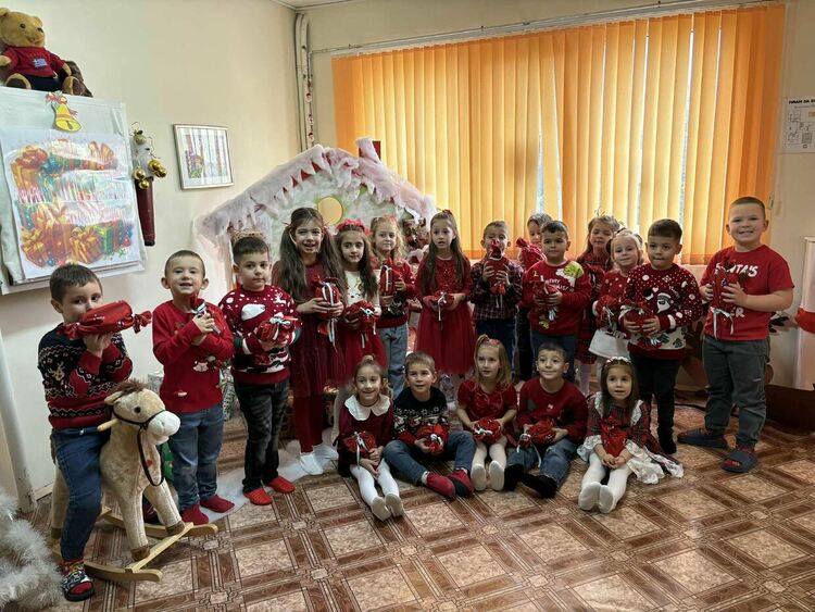 Децата в Димитровград получиха коледни торбички с лакомства