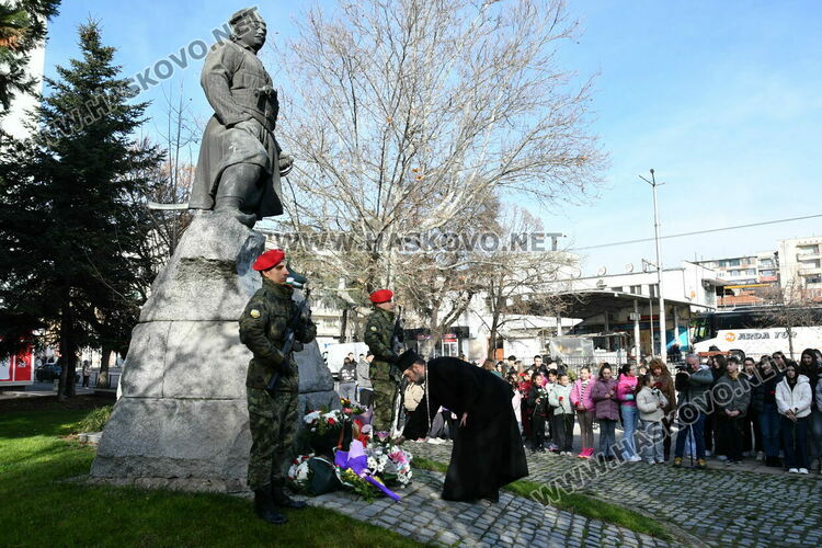 Много деца и възрастни от Хасково поднесоха цветя за 181 г. от рождението на Капитан Петко войвода