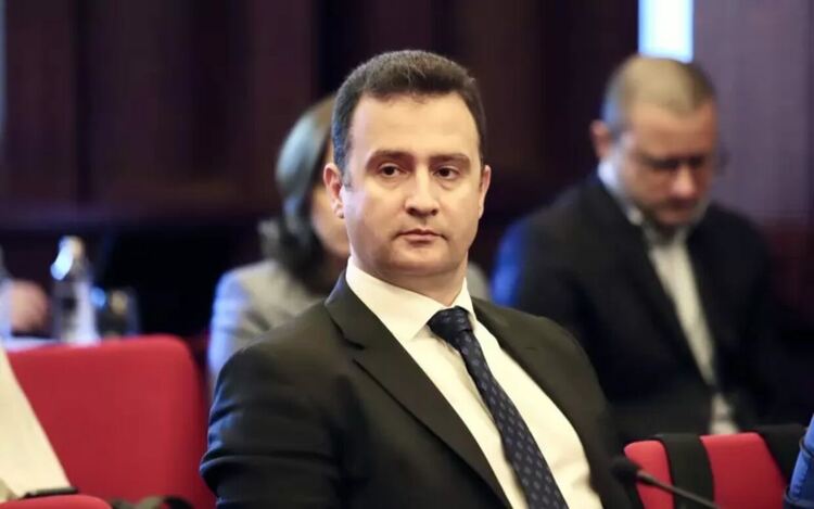 Министър Жечо Станков така и не обясни как е възможно 69 декара ливада да струват близо 200 млн. лева.