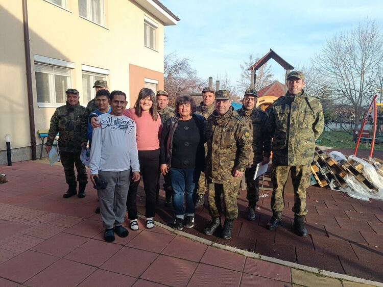 Военнослужещи зарадваха деца от Хасково за Коледа с храни и консумативи