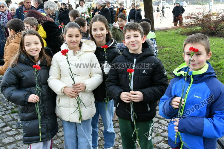 Много деца и възрастни от Хасково поднесоха цветя за 181 г. от рождението на Капитан Петко войвода