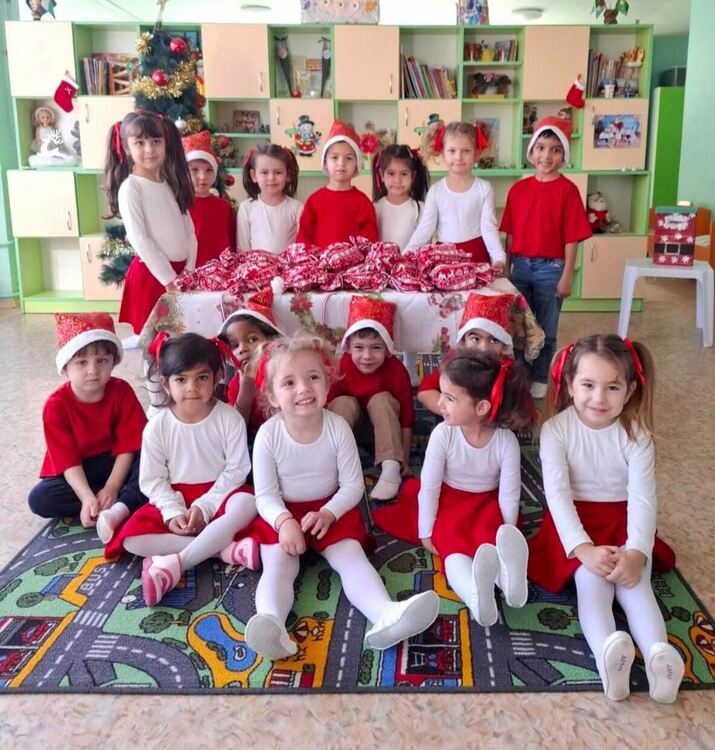 Децата в Димитровград получиха коледни торбички с лакомства