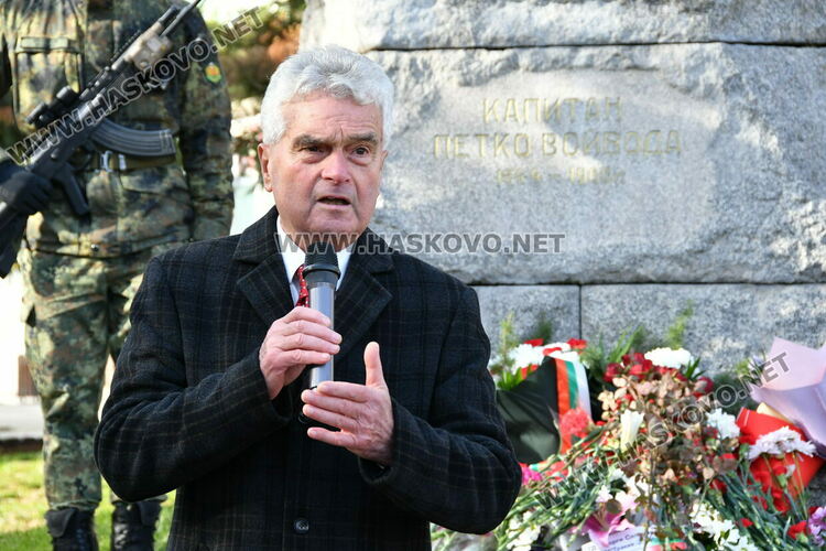 Много деца и възрастни от Хасково поднесоха цветя за 181 г. от рождението на Капитан Петко войвода