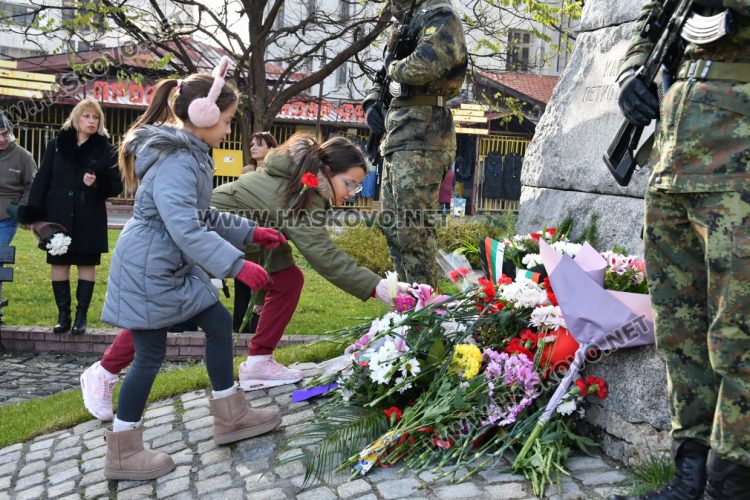 Много деца и възрастни от Хасково поднесоха цветя за 181 г. от рождението на Капитан Петко войвода